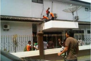 Sejumlah petugas dari PLN saat memperbaiki kabel yang korsleting di kantor Kejari Kuningan.